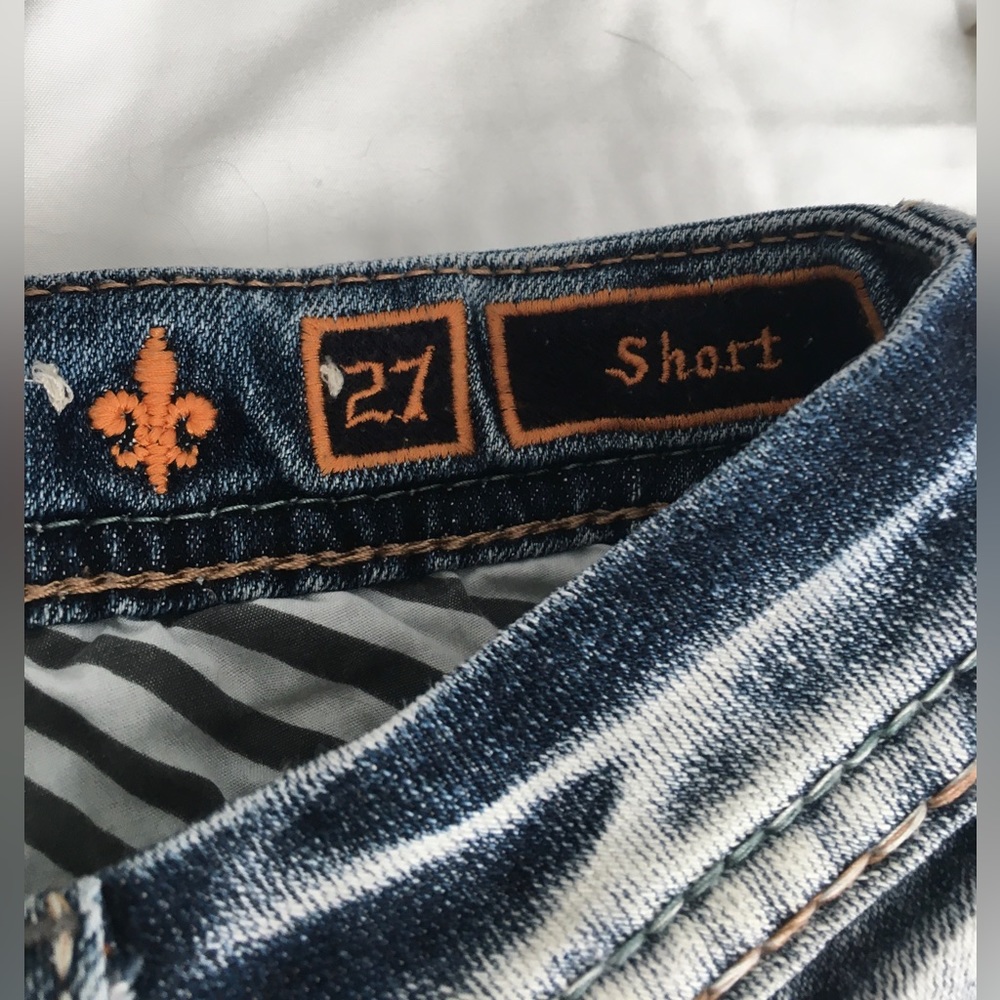 EUC Rock Revival Raven 27 heavily embroidered/embellished jean shorts. - Picture 8 of 13